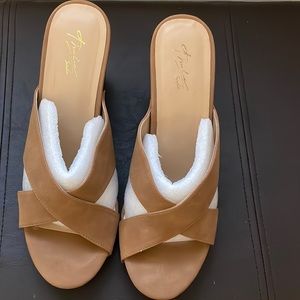 Thalia Sodi tan sandals